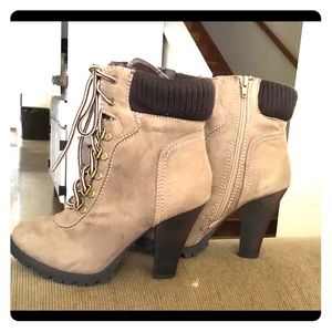 Sporty lace up heeled boots